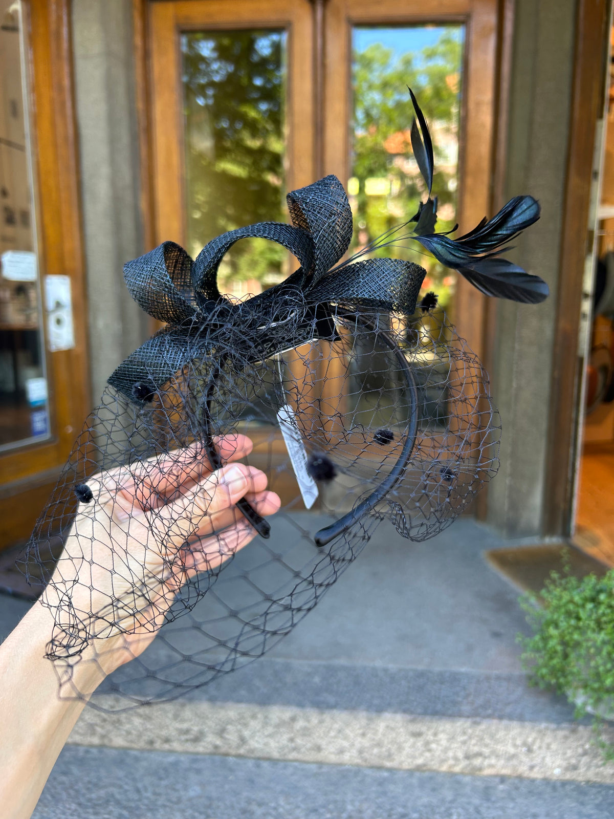Mc Burn Fascinator with veil and feather Black