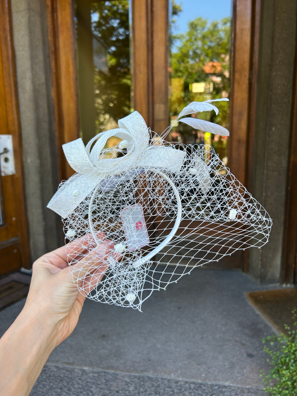 Mc Burn Fascinator with veil and feather White